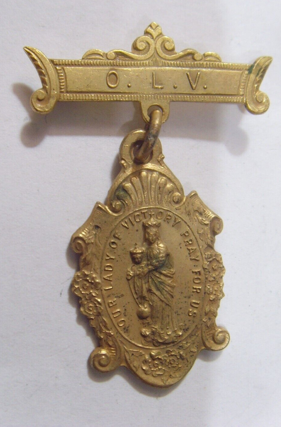 1914 WWI antique catholic our Lady of Victory gold tone metal pendant 52842