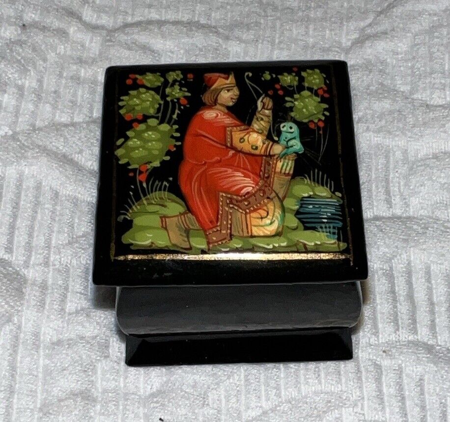 Vintage Signed  Black Lacquer Hand-painted Miniature Ring Box