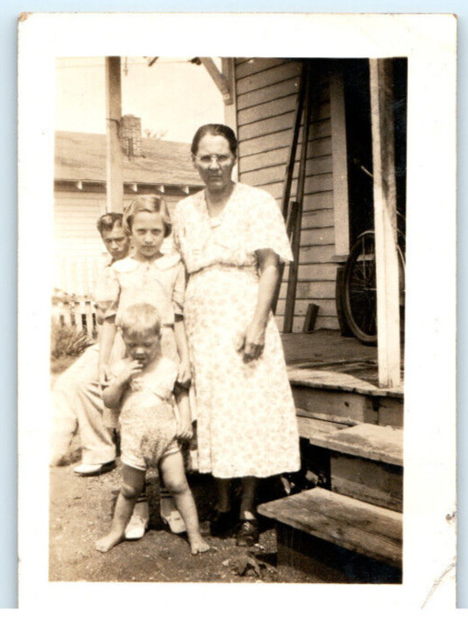 Vintage Photo 1930s, Old Woman w/ 3 Kids on Front Porch, 3.5 x 2.5