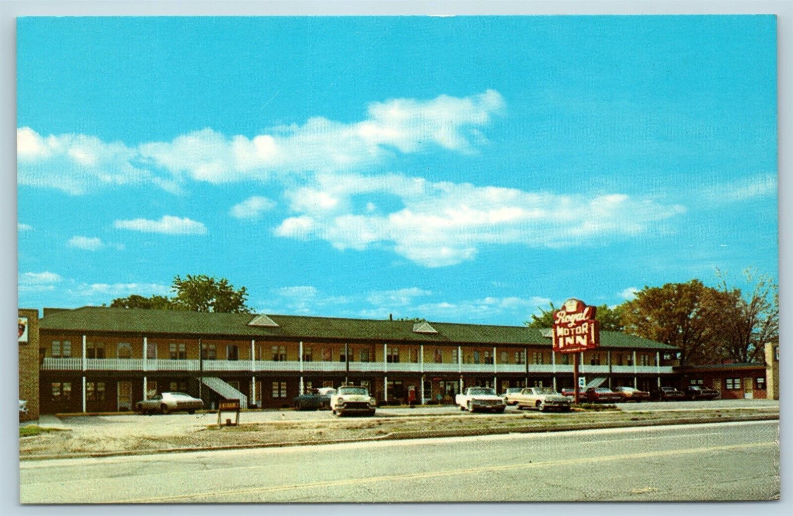 Postcard MI Livonia Michigan Royal Motor Inn Motel c1950s Cars AB17