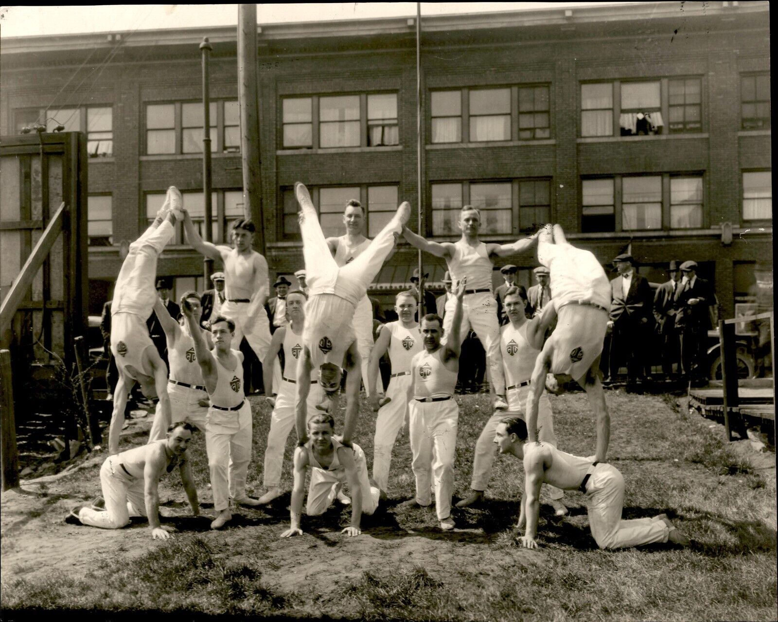 LG967 1922 Original Photo MEN GYMNAST\'S POSING School Team TURNER BOYS ATGU