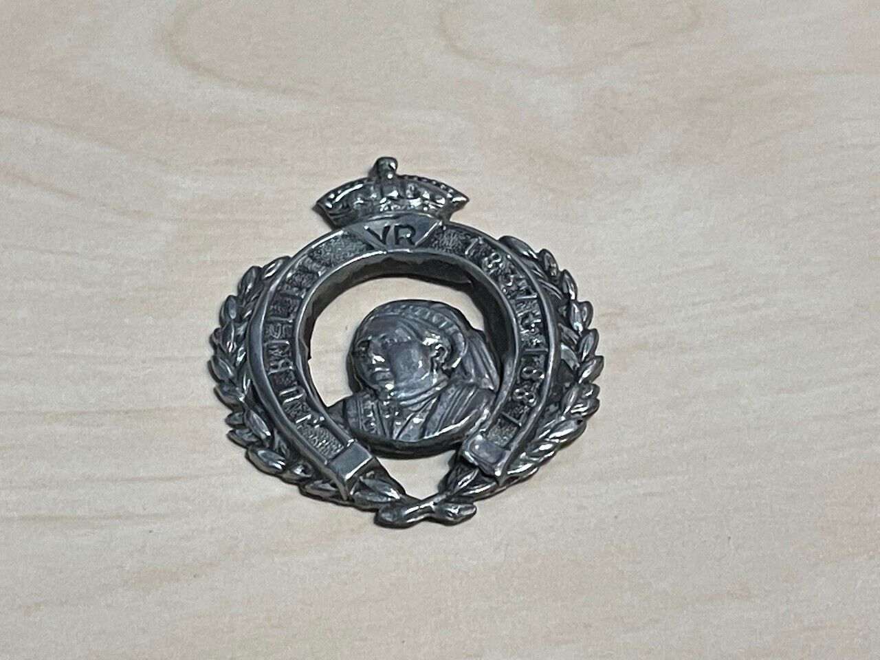 1837 - 1887 Queen Victoria Jubilee Horseshoe Metal Badge Rd No.61386