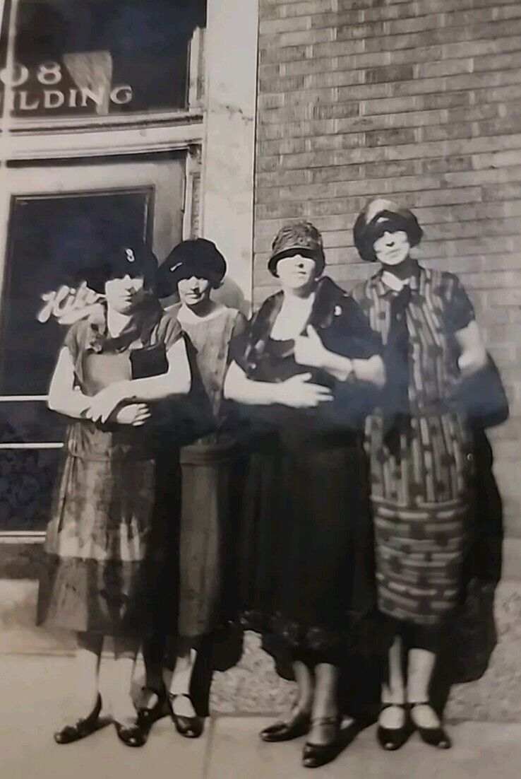 Antique Photo Snapshot Group Of Young Women in Hats Posing Camera 1910s 1920s
