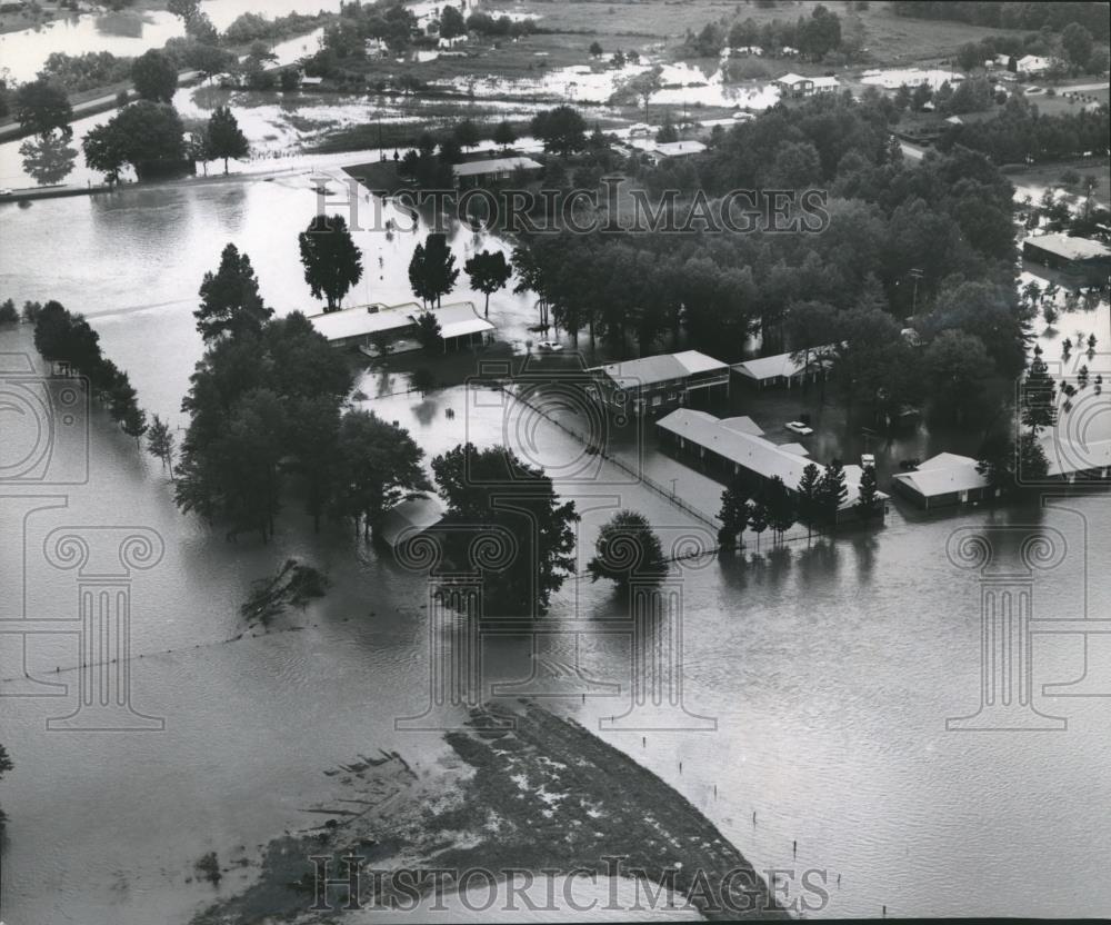 1967 Press Photo Alabama-Choccolocco Creek floods new apartments near Oxford.
