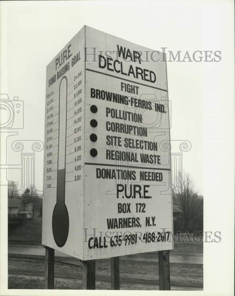 1989 Press Photo Browning-Ferris Industrial Protest Sign in Warners New York