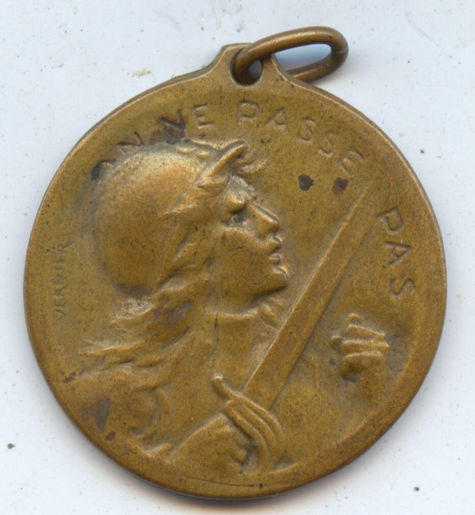 France Exonumia WW1 1916 Verdun Medal (#1048).  27MM 