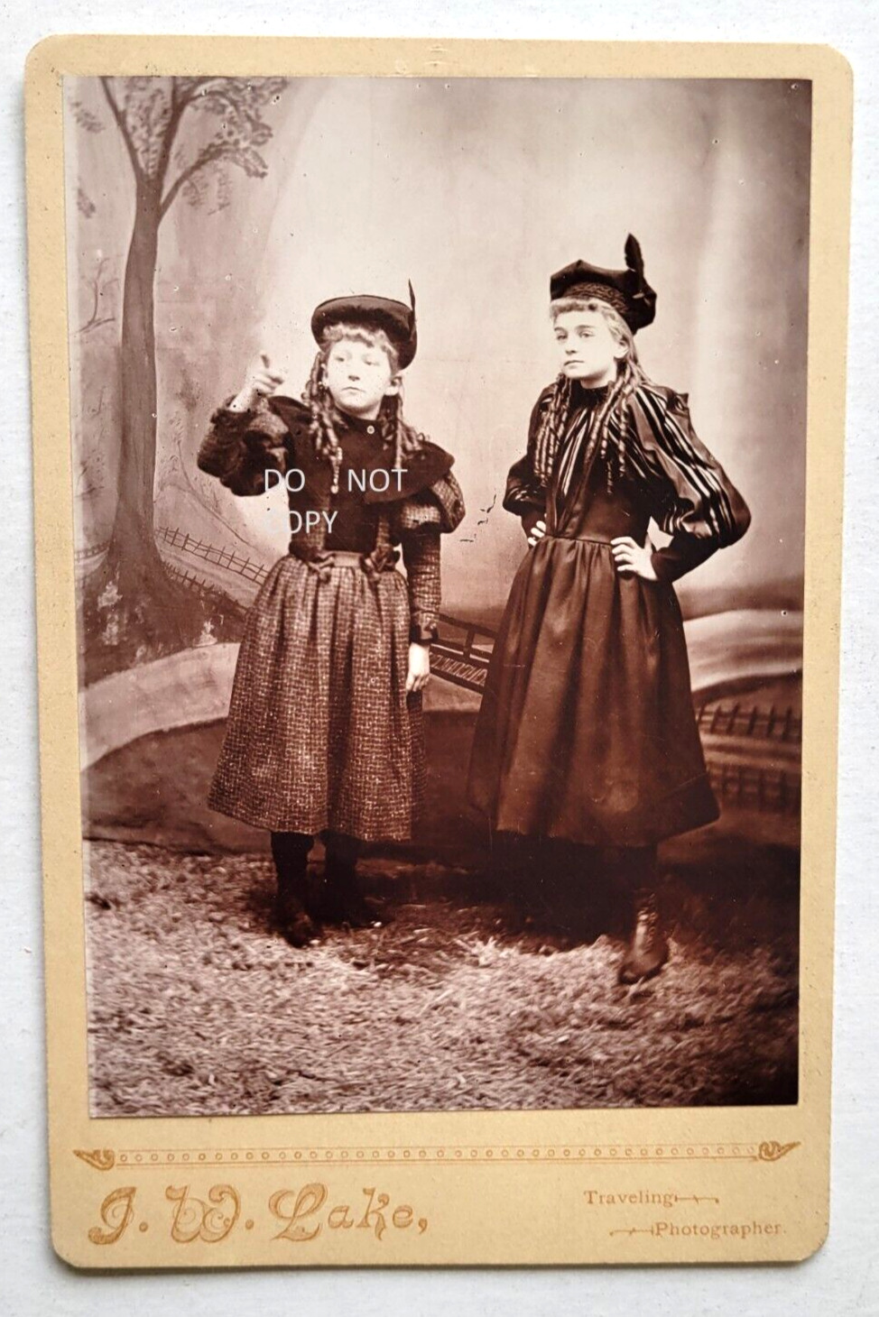 1880\'S CABINET PHOTO...TWO PRETTY ELEGANT YOUNG GIRLS,ONE IS POINTING FINGER