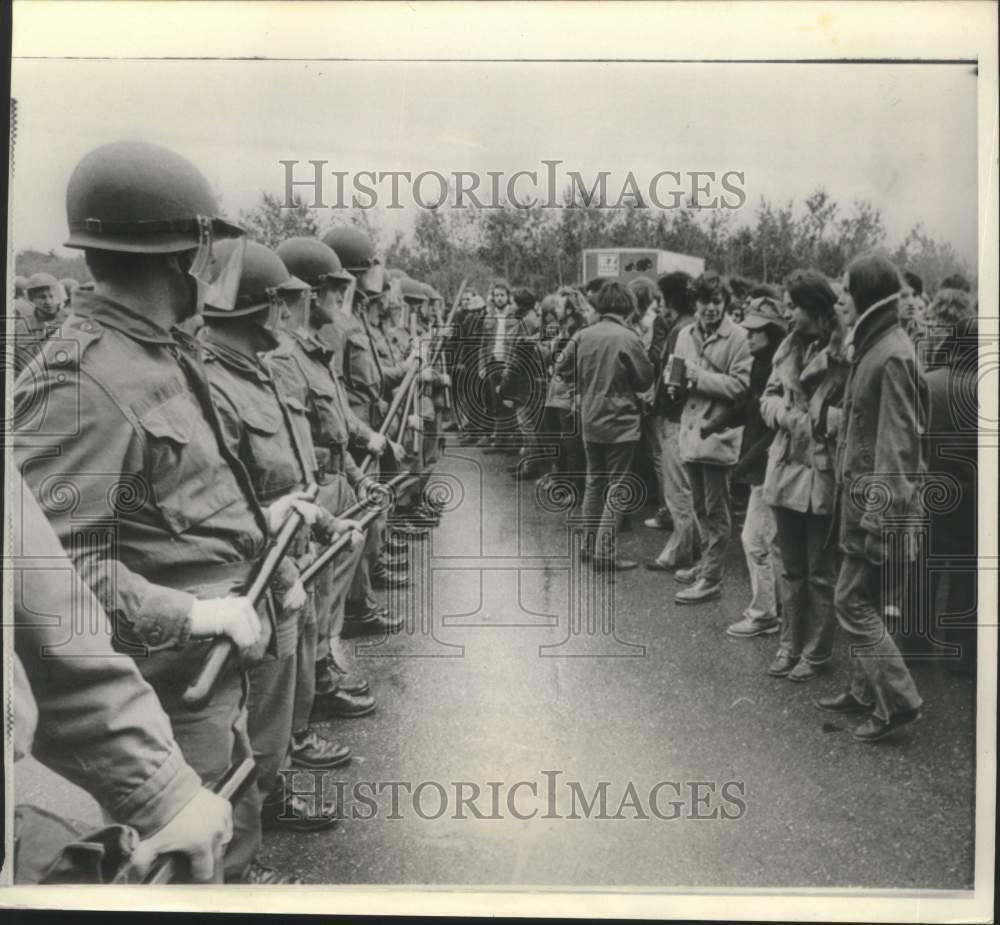 1970 Press Photo National Guardsmen face demonstrators in Burlington, VT