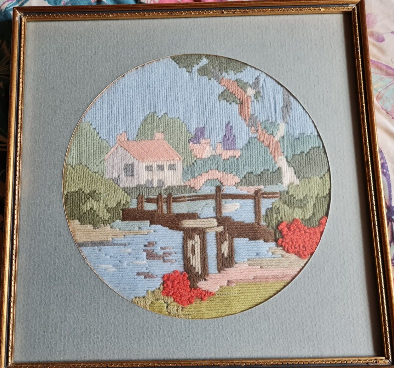 VINTAGE FRAMED EMBROIDERED PICTURE COUNTRY COTTAGE HOUSE GARDEN HAND STITCH