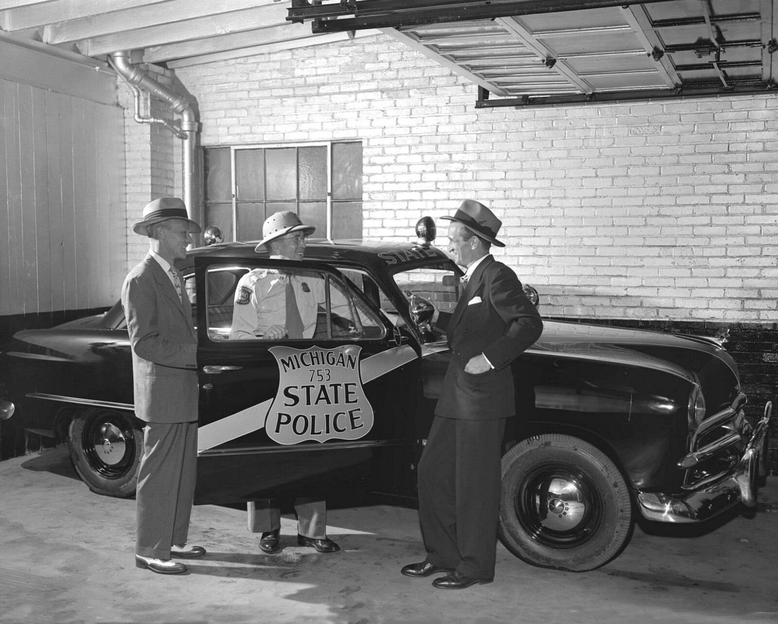 1949  FORD Michigan State Police Car Photo (226-Y)