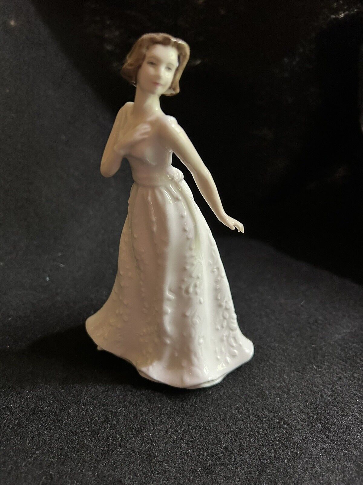 2001 Sentiments Cherish Royal Doulton Figurine Int\'l Collectors Club