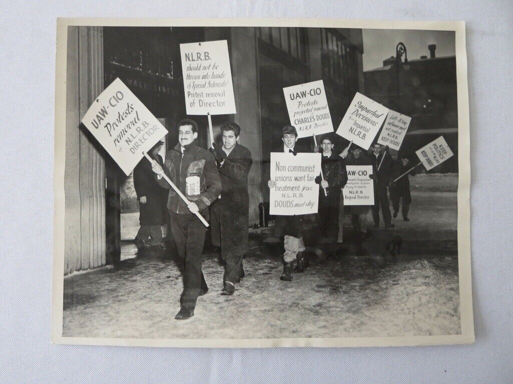 1945 Press Photograph Photo UAW CIO Workers Protest Charles T Douds Removal 