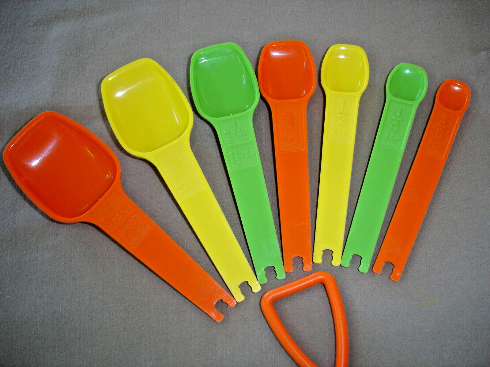 Vintage Tupperware 8-pc Measuring Spoon Set~Multicolor~LOTS of ORIGINAL SHINE