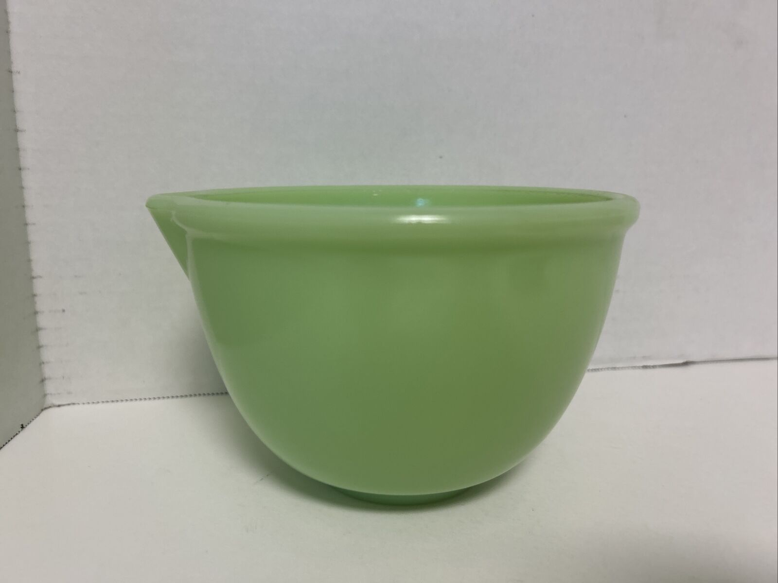 McKee 1940’s Jadeite Mixing Bowl with Spout 6.5 inches. Excellent Condition