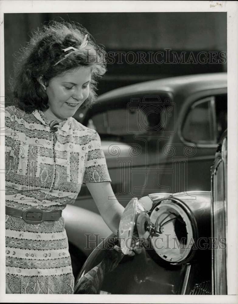 1939 Press Photo Miss Mulvihill displays an automobile headlamp - nef73502