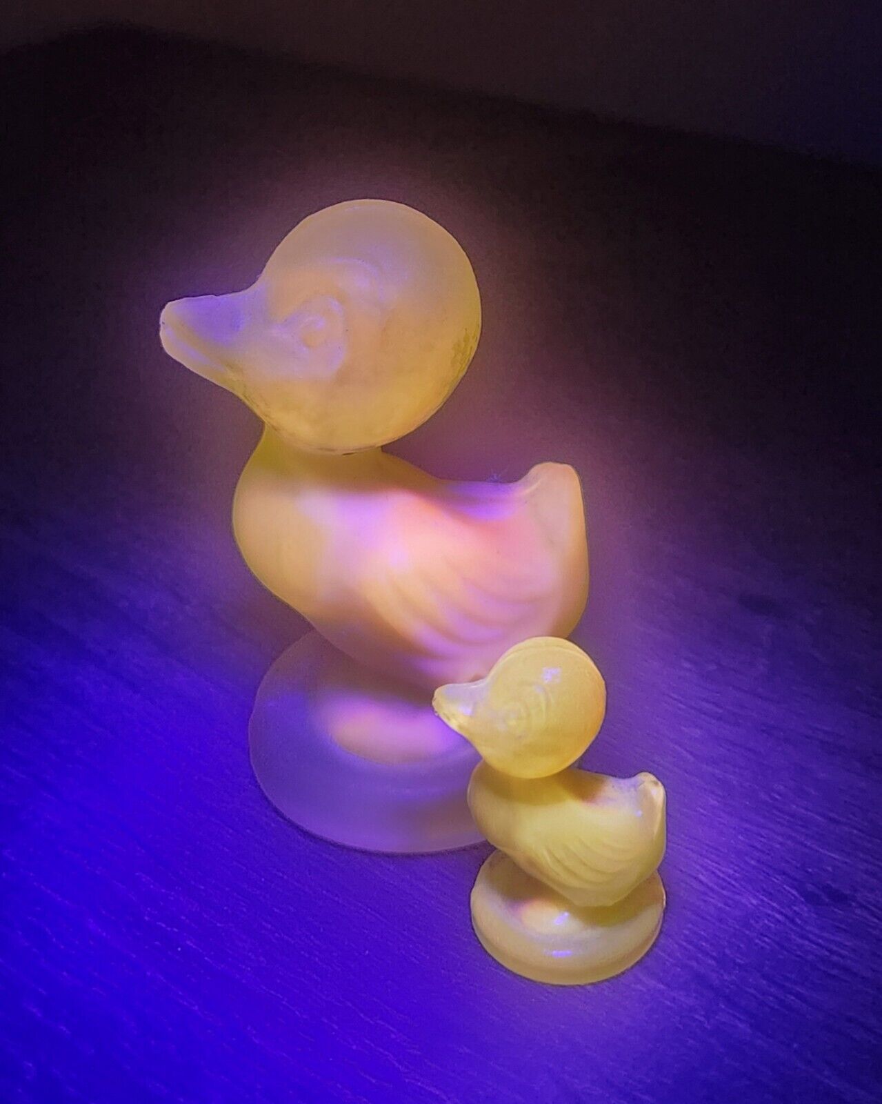 Vintage Boyd Glass Debby Duck And Duckling Satin Cornsilk/Yellow UV Reactive 