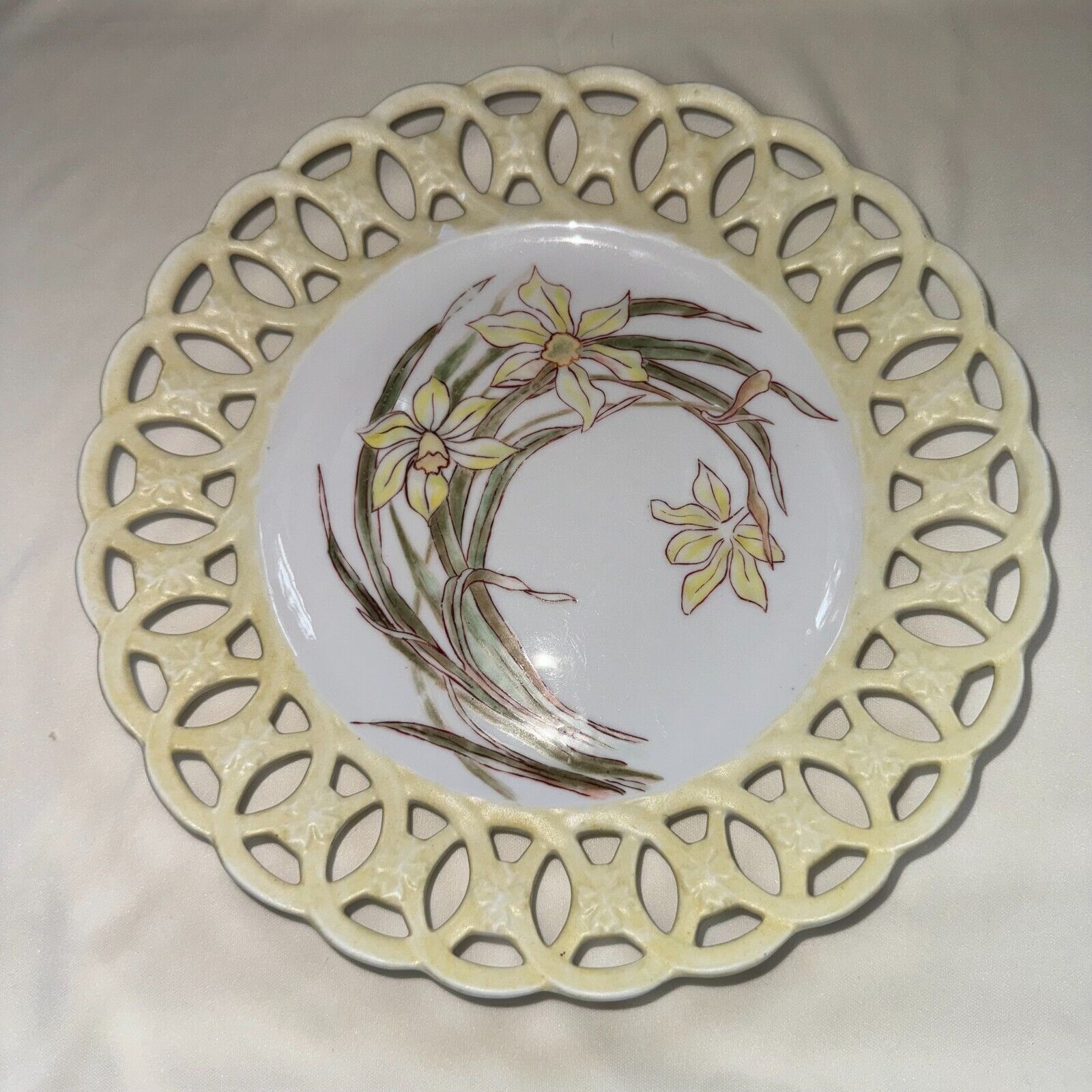 Antique CT Altwasser decorative reticulated plate w yellow daffodils 9\
