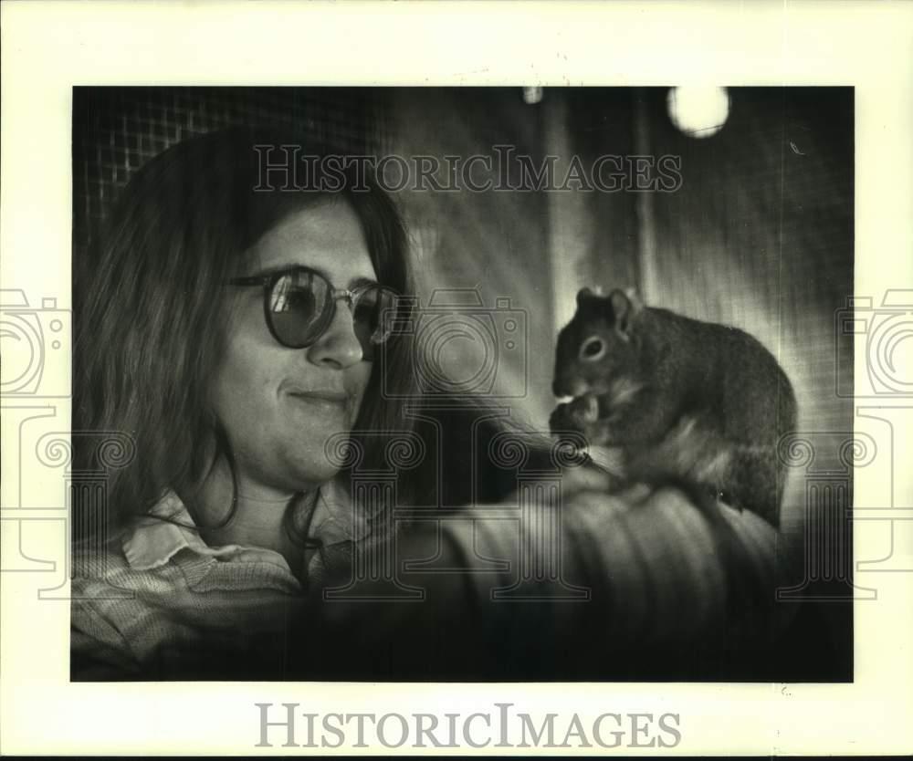 1985 Press Photo Marcella Lowell of Animal Peace with squirrel - nob57457