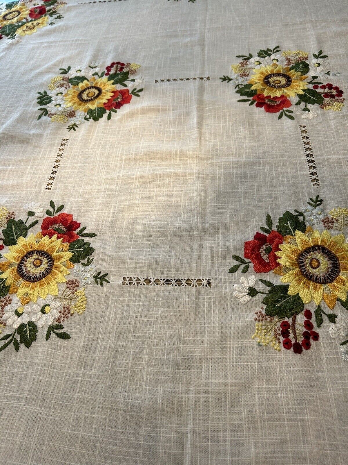 VTG Italian Linen Handcrafted Embroidered Floral Tablecloth W/6 Napkins 67x 71