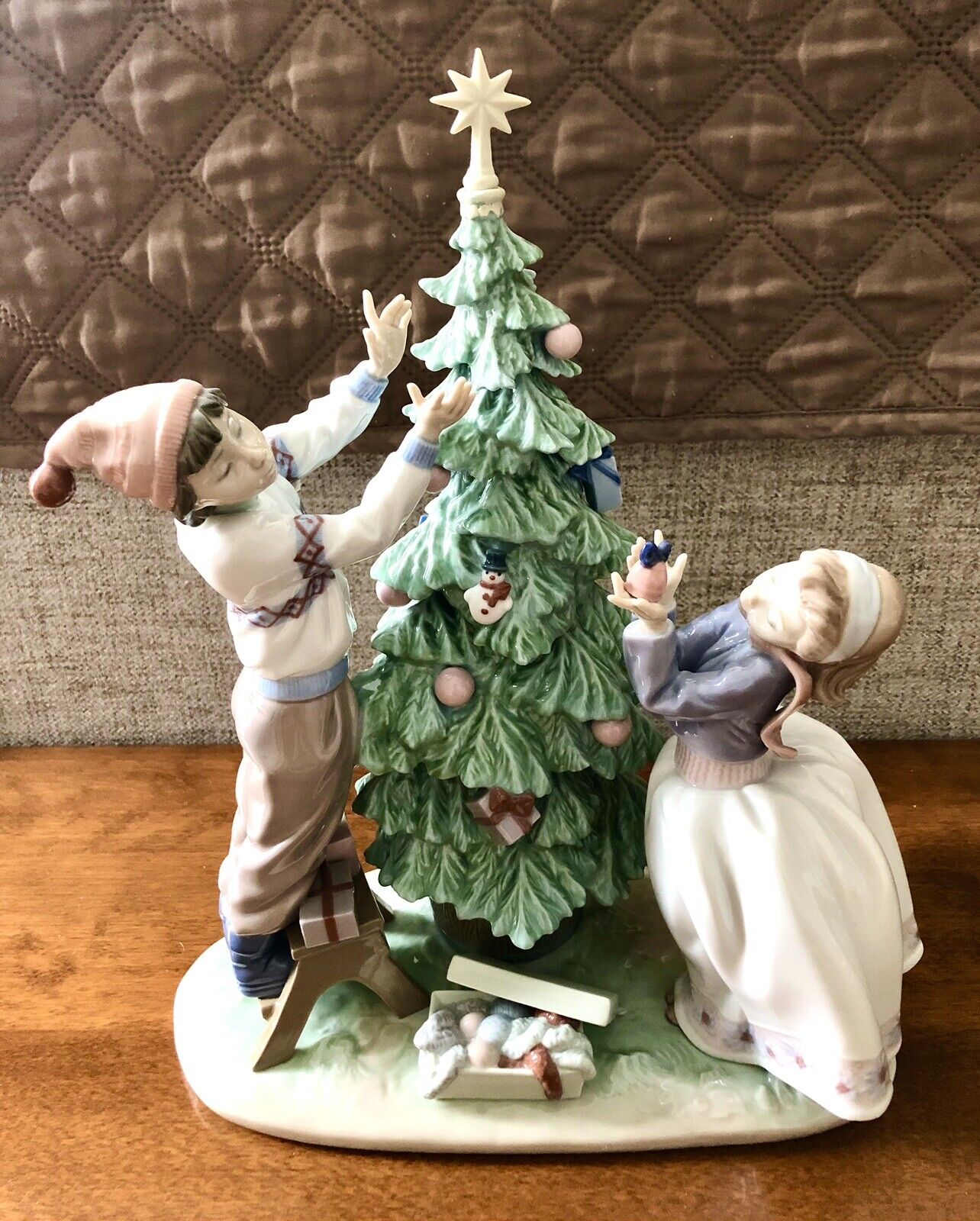 lladro - Trimming the Tree #5897 Excellent Condition