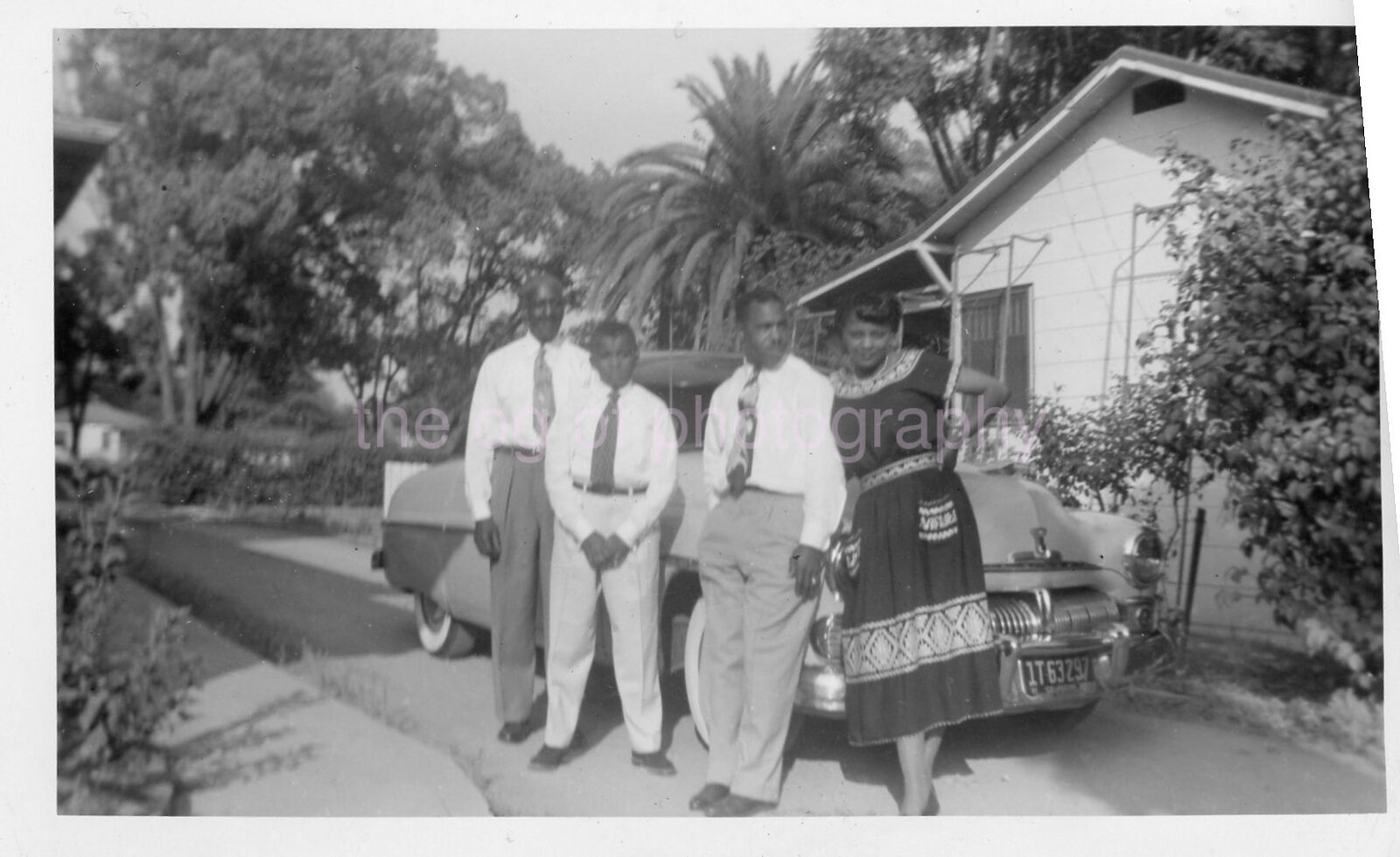 MID 20th CENTURY Vintage FOUND FAMILY PHOTO Black And White Snapshot 43 LA 81 O