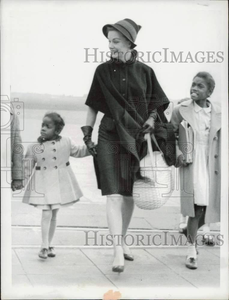 1961 Press Photo Actress June Havoc Arrives in Berlin with Company Members