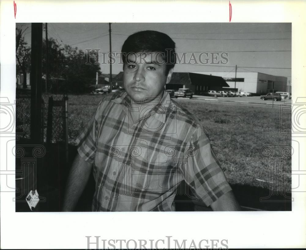 1989 Press Photo Felix Salgado discusses a visit from a cousin to Texas