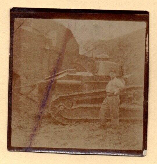 1920s tank soldier photo char renault FT17