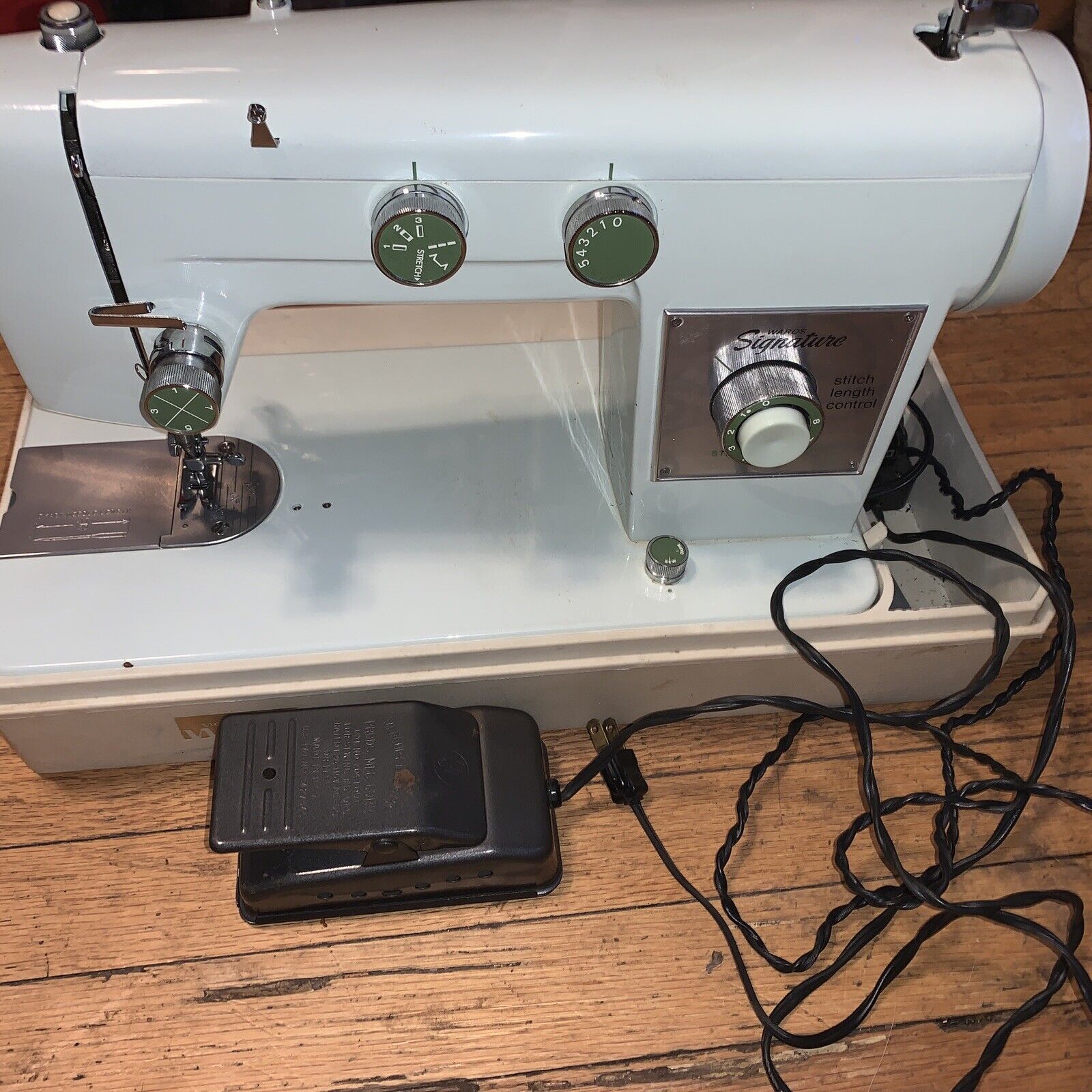 SIGNATURE / MONTGOMERY WARD - Vintage - Sewing Machine (Model UHT J260F) Tested