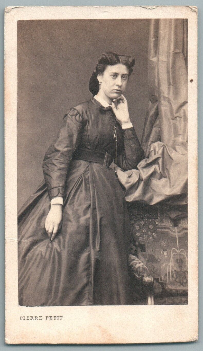 1860\'s Young Woman Pensive Pose CDV. Photo Pierre Petit in Paris. vrouw photo