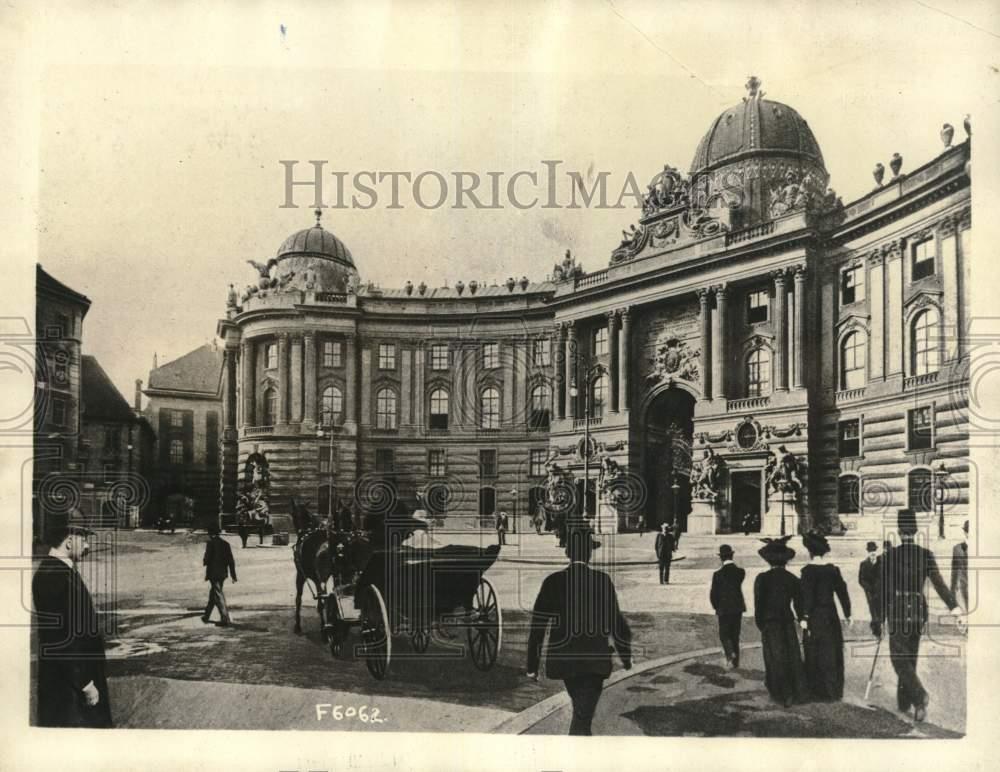 1924 Press Photo Hofburg Imperial Palace In Vienna, Home Of Countess Larisch