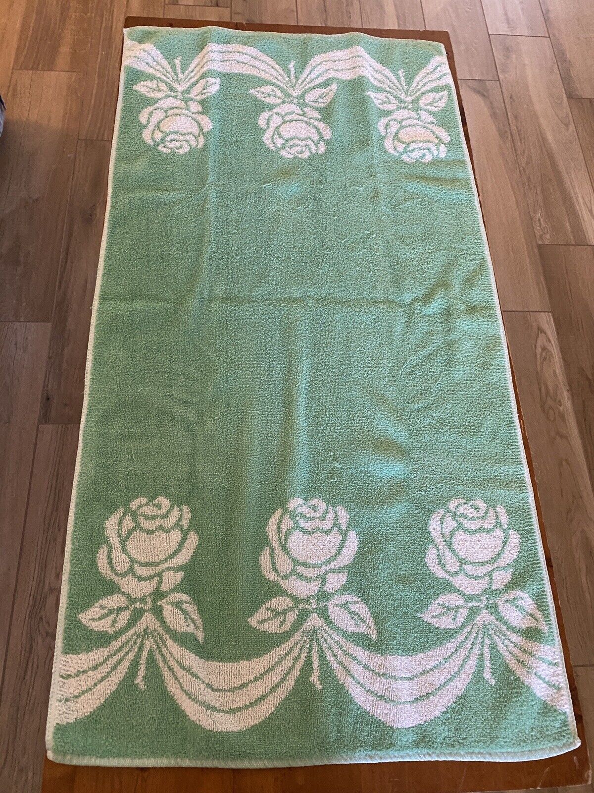 Vintage 1950s One Dundee Bath Towel White Roses on Green and Reverse, Colorful