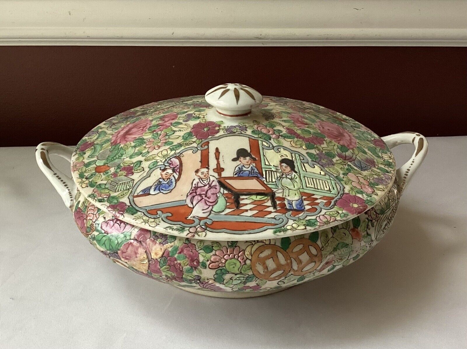 VTG Chinese Rose Medallion Porcelain Covered Bowl, Unmarked, 8 1/2\