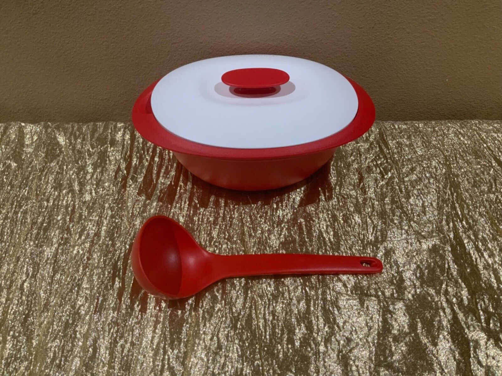 New UNIQUE Tupperware Legacy Rice and Soup Server Bowl w Scoop 1.8L Red Color