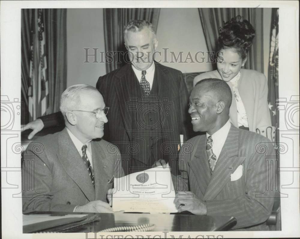 1948 Press Photo Bill Robinson gets President Harry S. Truman to sign award, DC