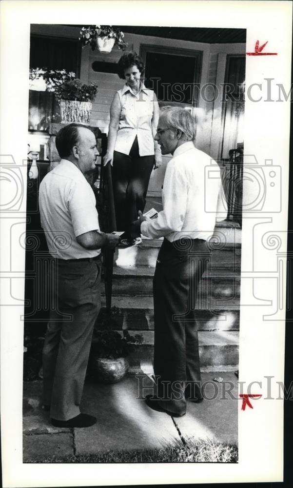 1979 Press Photo Jim Hazel Powell meet Charlie Butts on W 100th Street