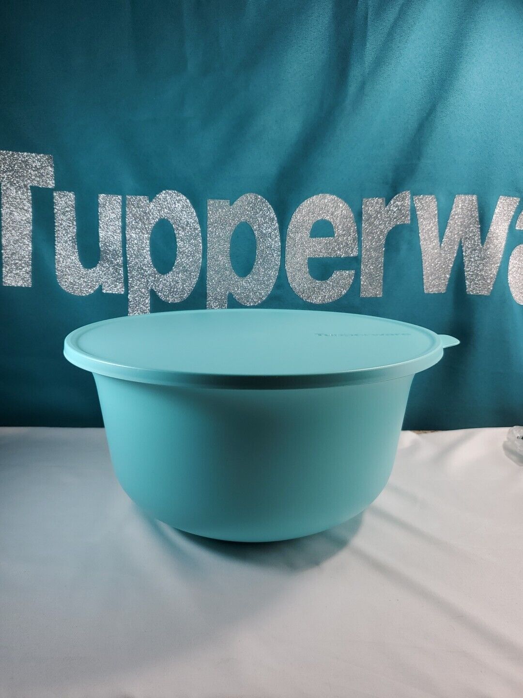 New Tupperware Aloha Bowl with Seal 31.75 cup Large Size Mint Green New Sale