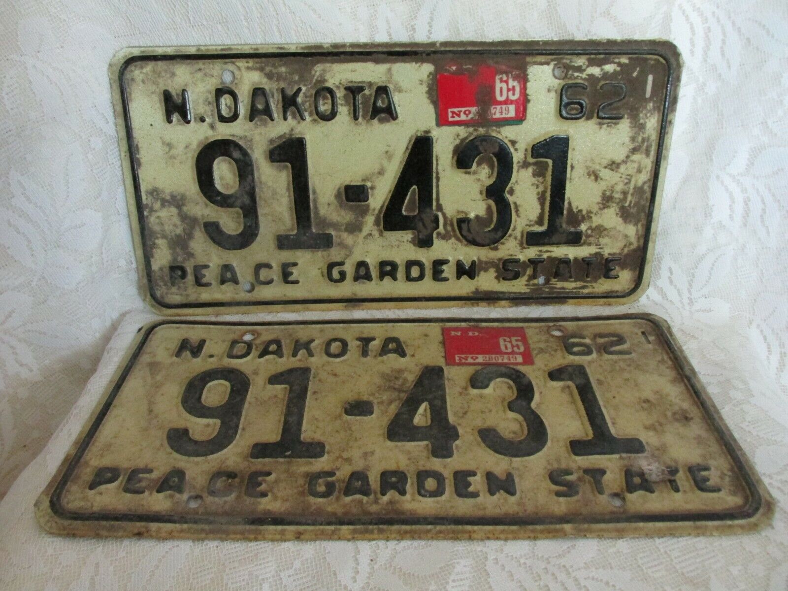 Two Vintage 1962 North Dakota License Plates 91-431