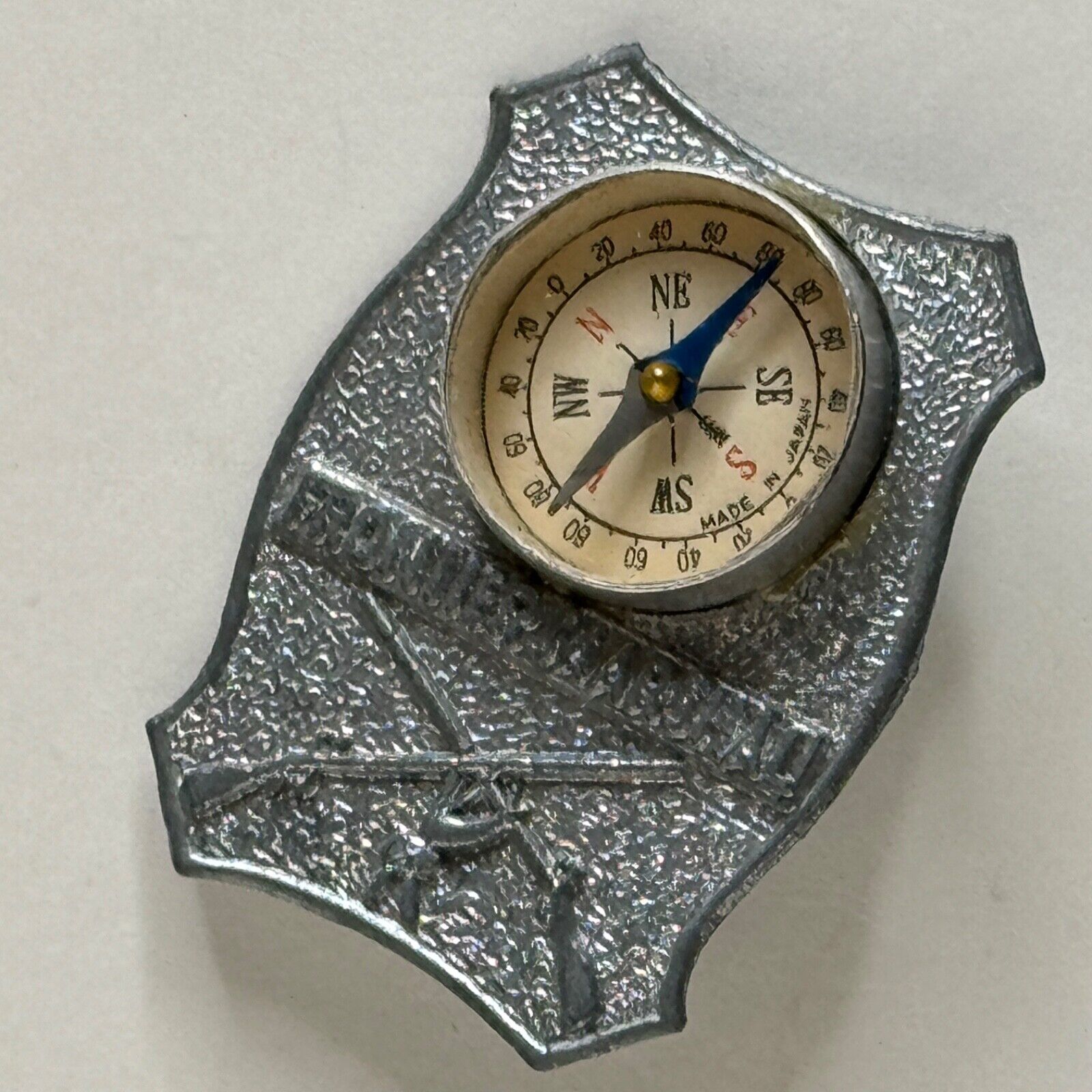 RARE Vintage 1950s Disneyland Souvenir Frontierland Compass Pin - Cream
