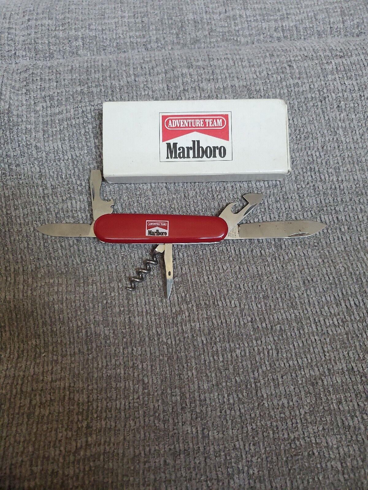 VICTORINOX SWISS ARMY KNIFE OFFICIER SUISSE  MULTI TOOL MARLBORO COLLECTIBLE VNT