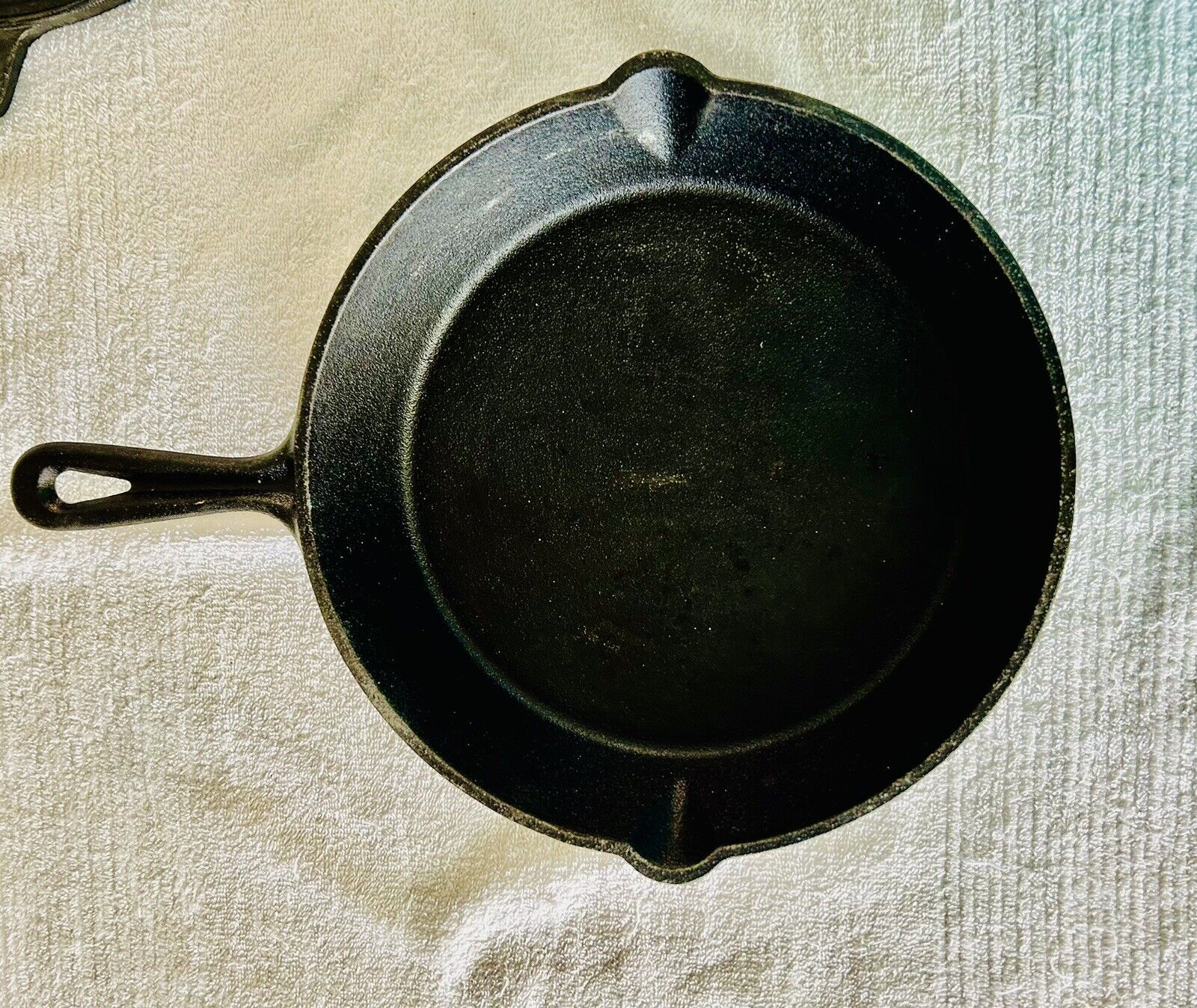 Cast Iron #2 Unmarked 10 1/2 Inch Skillet
