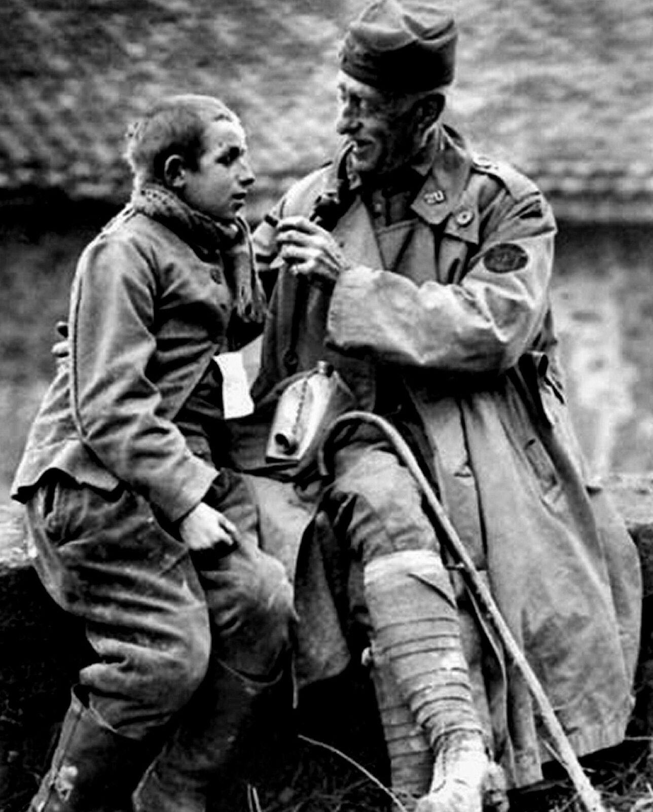 WW1 1918 US CHAPLIN & VERY YOUNG GERMAN POW - PHOTO  (187-e)