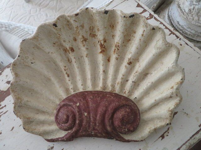 AWESOME OLD Vintage Cast Iron SHELL SHAPED HOLDER Display Dish Chippy Paint