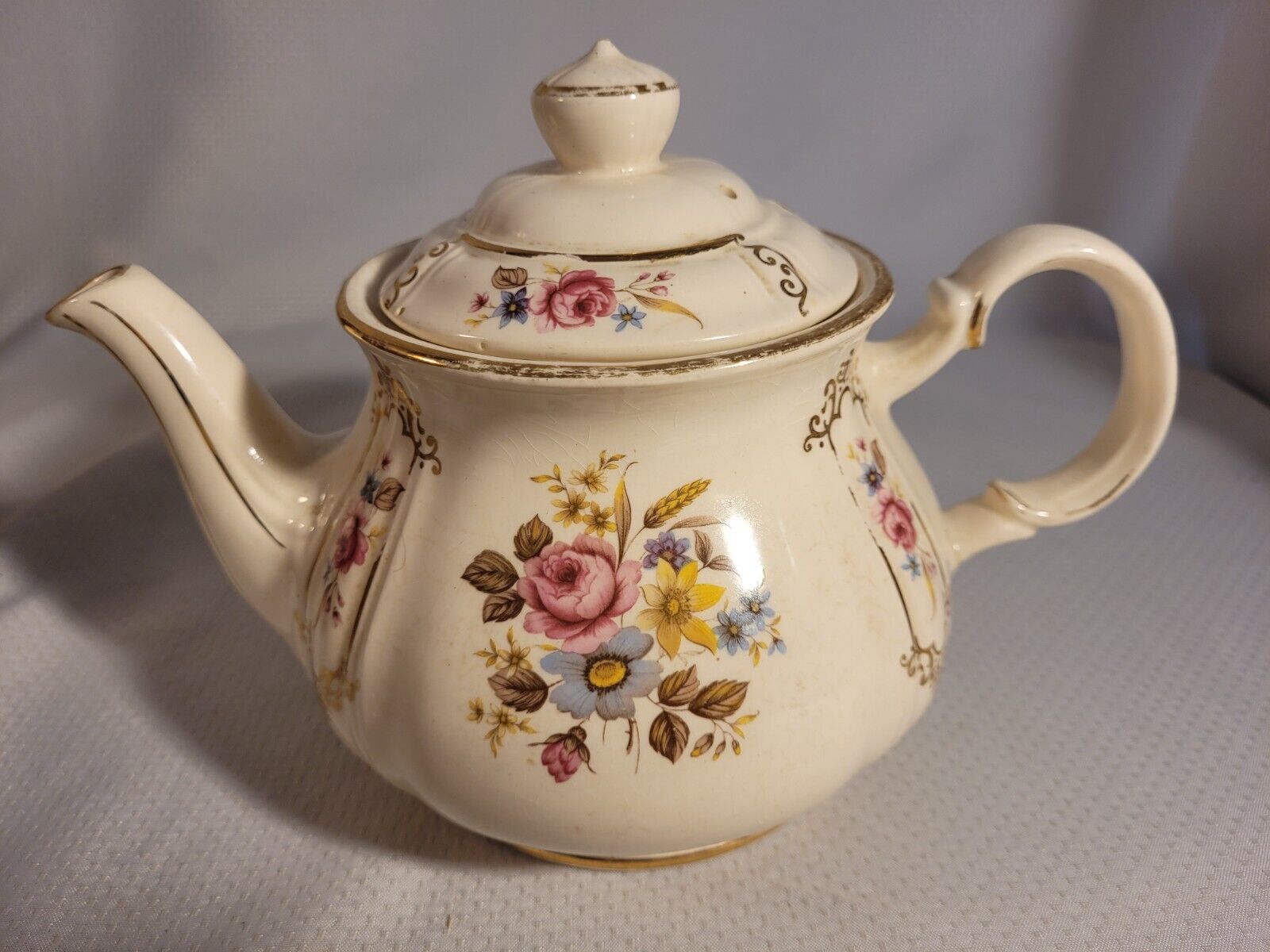 STAFFORDSHIRE FINE CHINA TEAPOT - Saller- MADE IN ENGLAND