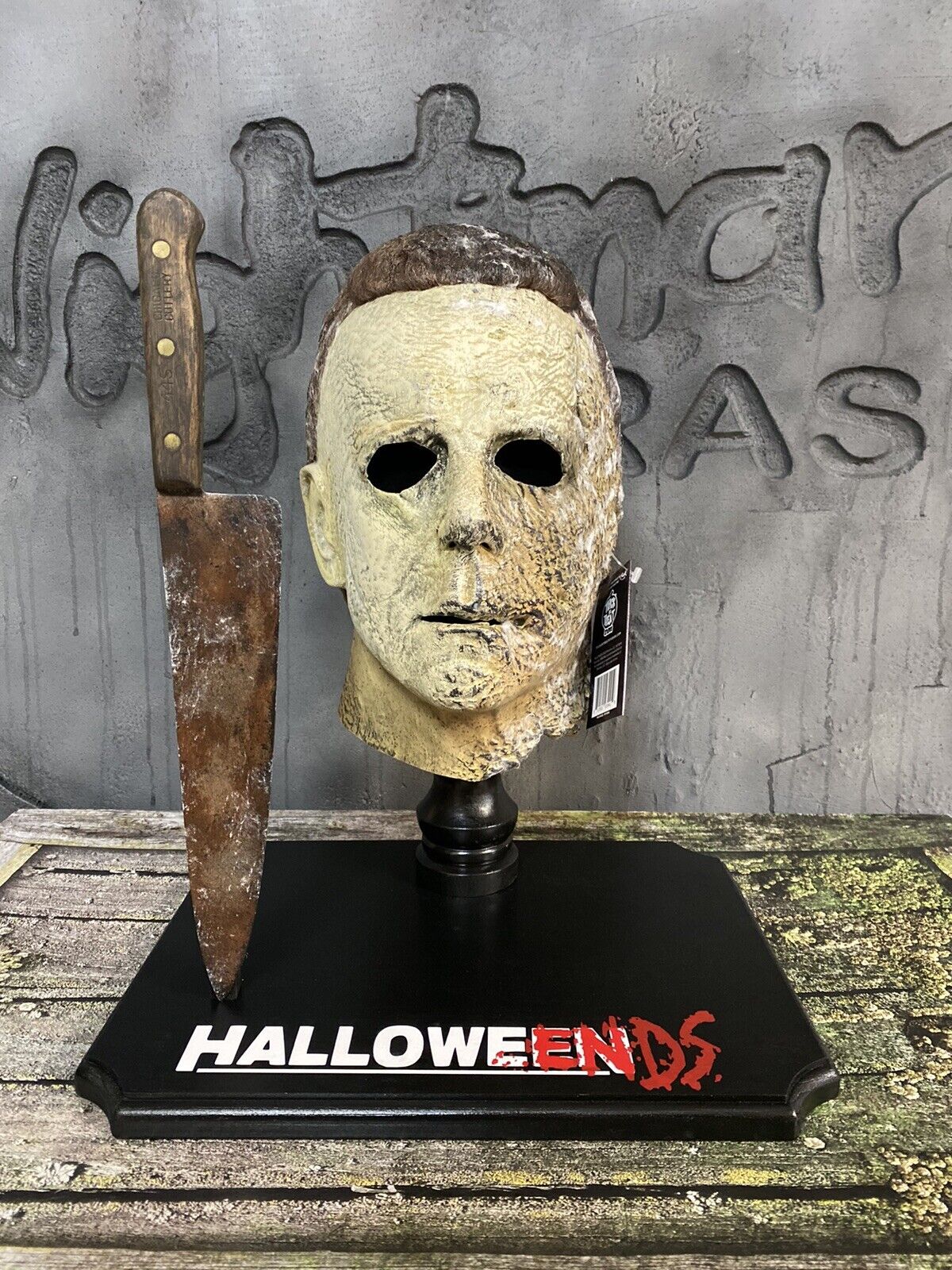 Michael Myers Halloween Ends Mask & Knife Display Stand Screen Accurate Knife