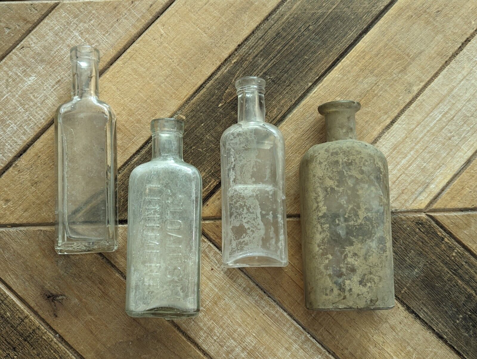 4 Antique Bottles Embossed PORTER Cure of Pain SLOANS LINIMENT + + 