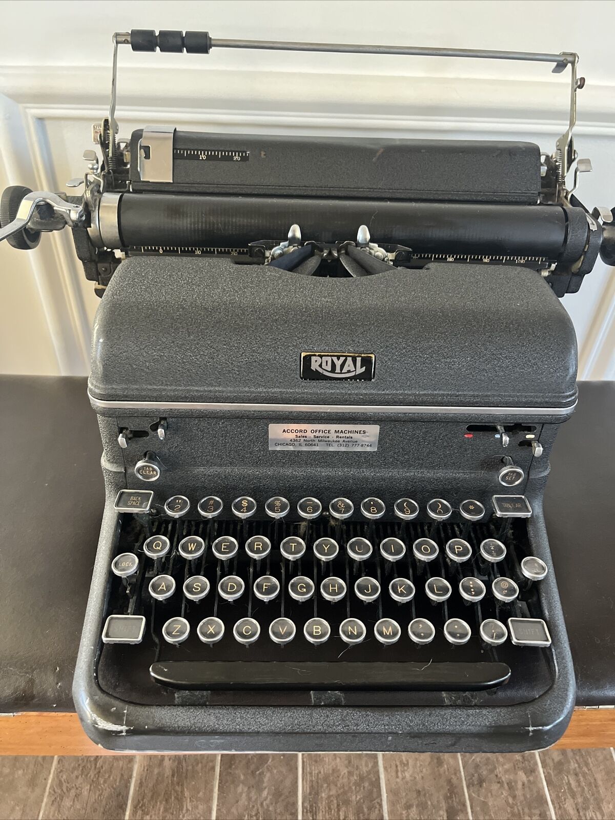 Working Vintage 1940s? ROYAL Typewriter MAGIC MARGIN Touch Control Glass Keys