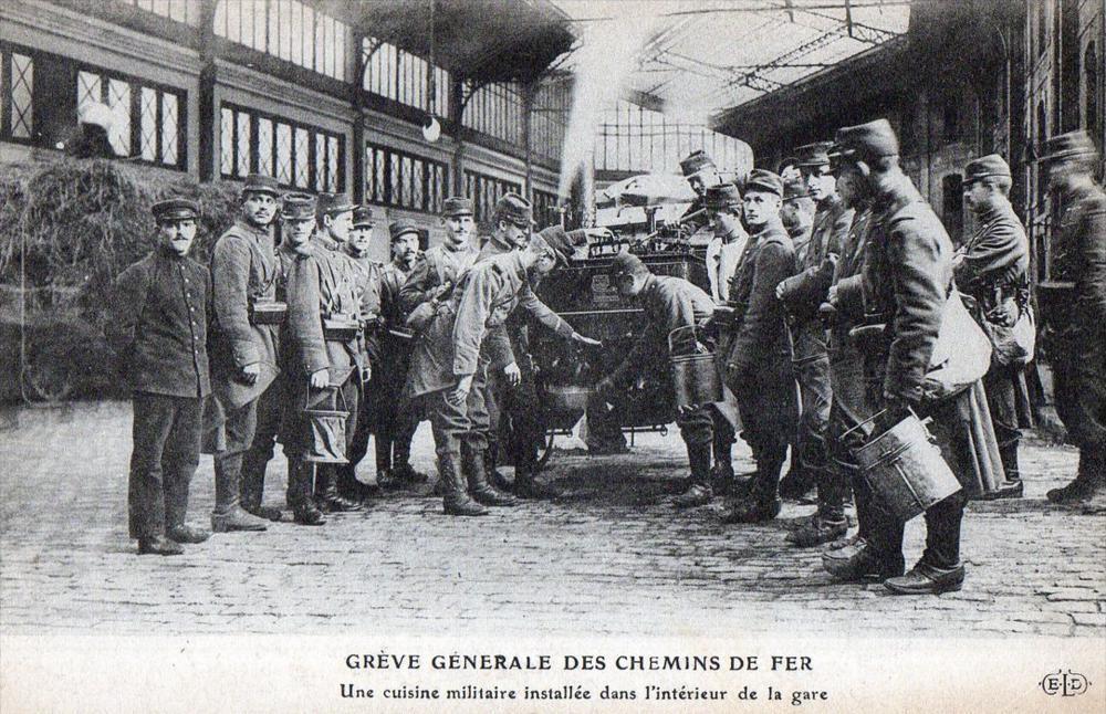 CPA 75 PARIS GENERAL RAILWAY STRIKE A MILITARY KITCHEN INSTALLED D