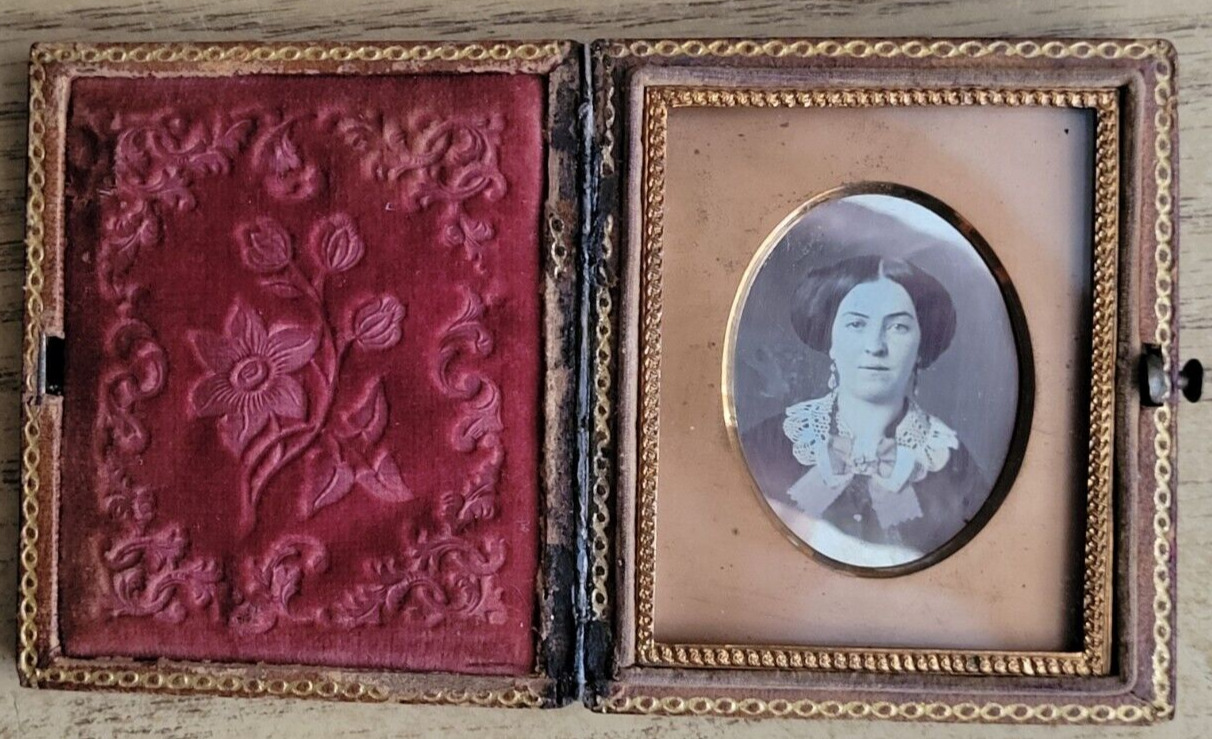 1850\'S 9TH DAGUERREOTYPE...BEAUTIFUL VERY ELEGANT YOUNG LADY IN PUSH BUTTON CASE