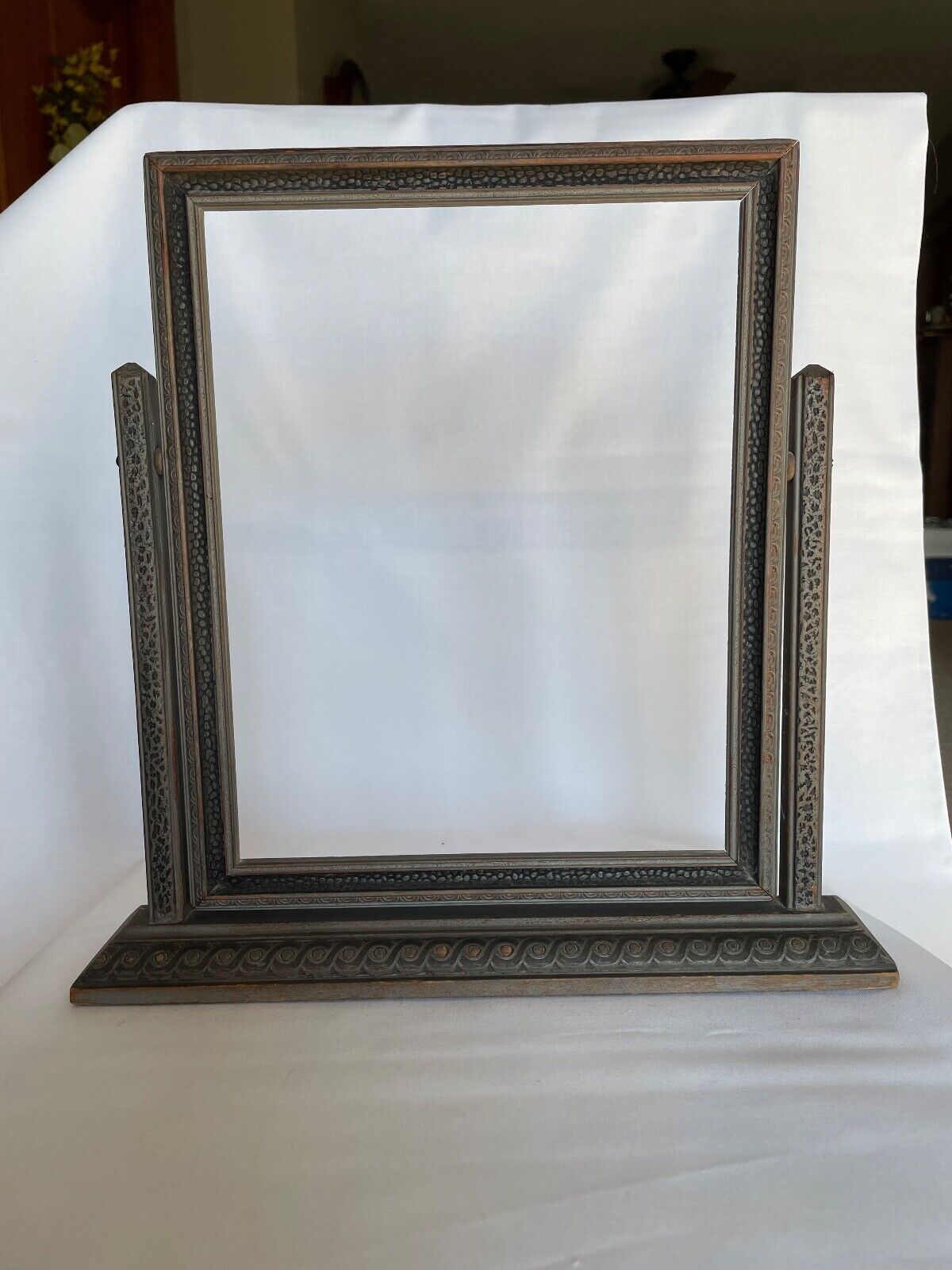 Antigue 8x10 swing type, art deco picture frame